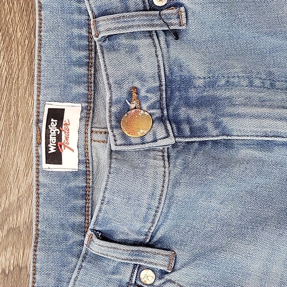 EUC Wrangler × Fender Distressed Jeans - Picture 6 of 8